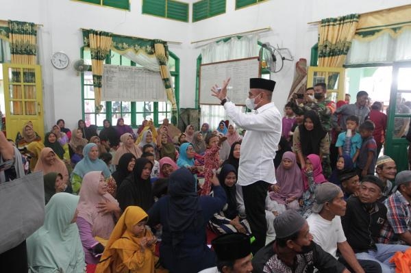 Kunker di Tapteng, Edy Rahmayadi Sapa Warga dan Berikan Bantuan Pembangunan Masjid